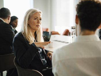 Menschen in Gespräch zwischen zwei Meetings