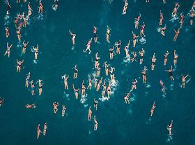 Menschen schwimmen im Meer