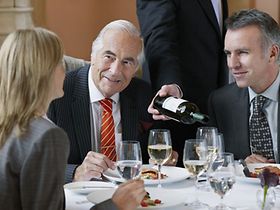 Menschen sitzen am Tisch und essen