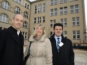 Menschen vor Schulgebäude