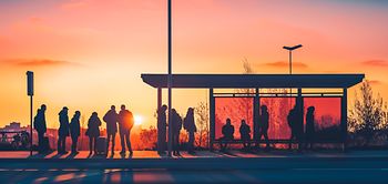 Menschen warten auf den Bus