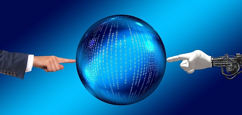 menschliche und Roboterhand zeigen auf Welt mit Binärcode