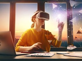 Metaverse Frau Zimmer VR-Brille Laptop