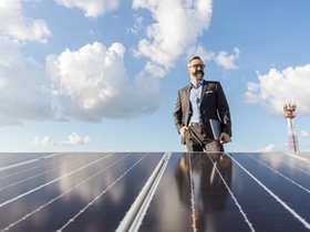 Mann Solarpanels Dach Photovoltaik