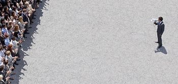 Mit Megaphon vor Menschenmenge