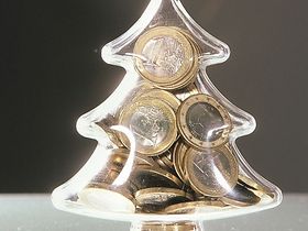 Mit Münzen gefüllter Weihnachtsbaum