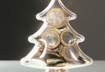 Mit Münzen gefüllter Weihnachtsbaum