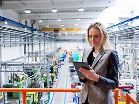 Mit Tablet in Industriehalle
