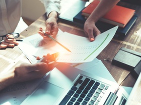 Mitarbeiter bearbeiten Papier