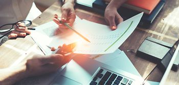 Mitarbeiter bearbeiten Papier