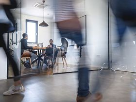 Mitarbeiter Büro Menschen Flur HR Human Resources