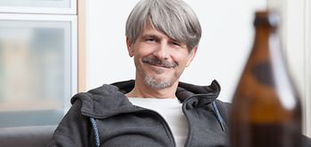 Mitarbeiter mit Bierflasche