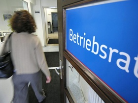 Mitarbeiterin geht durch Tür mit Aufschrift Betriebsrat