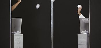 Mobbing Papierkugeln werfent