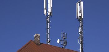 Mobilfunkantennen auf Hausdach