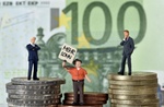 Symbolbild Kapital, zwei Manager und ein Arbeiter Gewerkschafter auf Münzen vor 100 EURO Banknote
