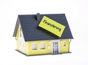 Modellhaus mit Klebezettel Finanzierung