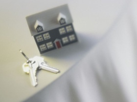 Modellhaus Tisch Tischtuch Schlüssel