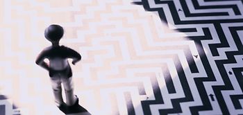 Modellmensch steht auf gedrucktem Labyrinth