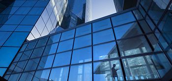 Moderne Bürogebäude mit Glasfassade