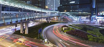 Moderne Großstadt mit Fußgängerpassage im Vordergrund