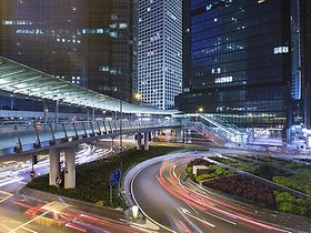 Moderne Großstadt mit Fußgängerpassage im Vordergrund