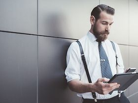 Moderner Geschäftsmann mit Tablet und Smartphone