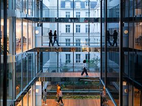 Modernes Bürogebäude mit gehenden Menschen