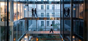 Modernes Bürogebäude mit gehenden Menschen
