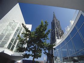Modernes Stadthaus und Muenster, Ulm, Deutschland