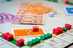 Monopoly Fragezeichen Häuser grün rot