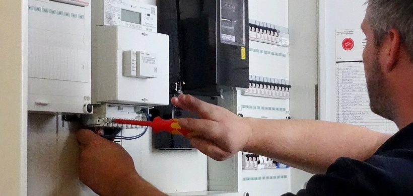 Monteur installiert Haustechnikanlage