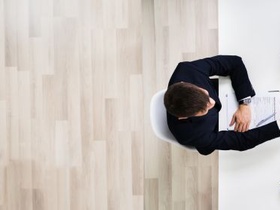 Recruiting Bewerbungsgespräch Mann Frau Tisch Laptop