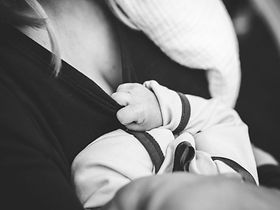 Mutter hat Baby im Arm