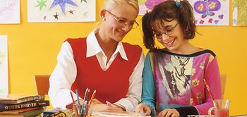 Mutter mit Tochter beim Lernen