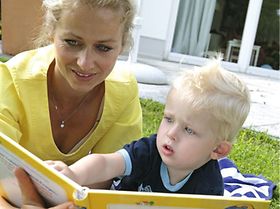 Mutter und Sohn beim Vorlesen