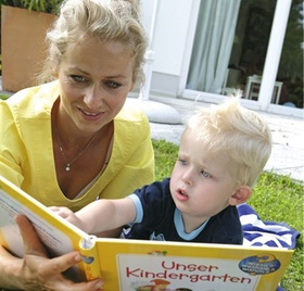 Mutter und Sohn beim Vorlesen