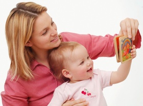 Mutter zeigt Baby Bilder