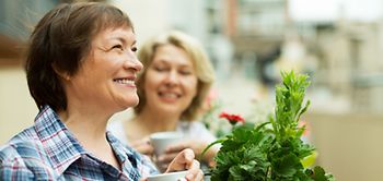 Nachbarschaft zwei Frauen auf dem Balkon