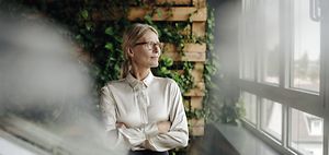 Nachdenkliche etwa 50-jährige Frau