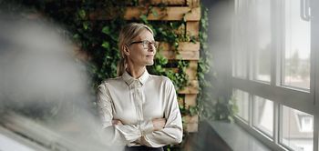 Nachdenkliche etwa 50-jährige Frau