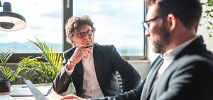 Nachfragen in Businessgespräch