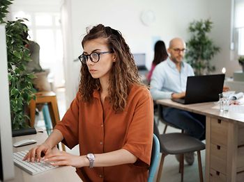 Nachhaltigkeitsmanagement_Frau und Mann in Büro
