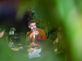 Nachhaltigkeitsmanagement_Mann spricht mit Team