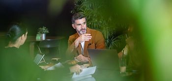 Nachhaltigkeitsmanagement_Mann spricht mit Team