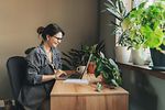 Nachhaltigkeitsmanagerin_Frau am Laptop zuhause