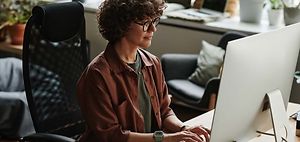 Nachhaltigkeitsmanagerin_Frau in Büro