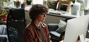 Nachhaltigkeitsmanagerin_Frau in Büro