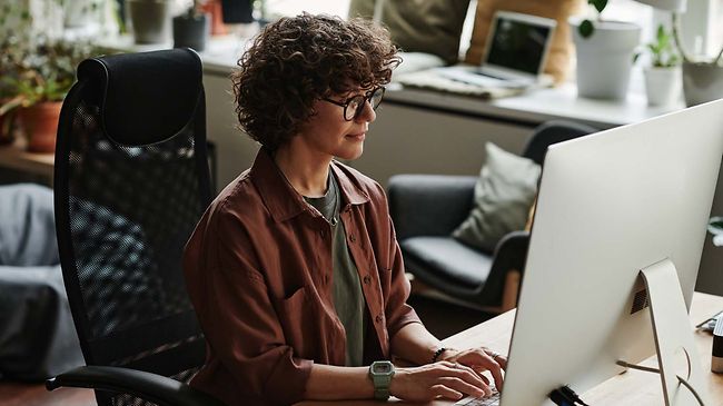Nachhaltigkeitsmanagerin_Frau in Büro