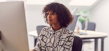 Nachhaltigkeitsmanagerin_Frau in Büro am Bildschirm